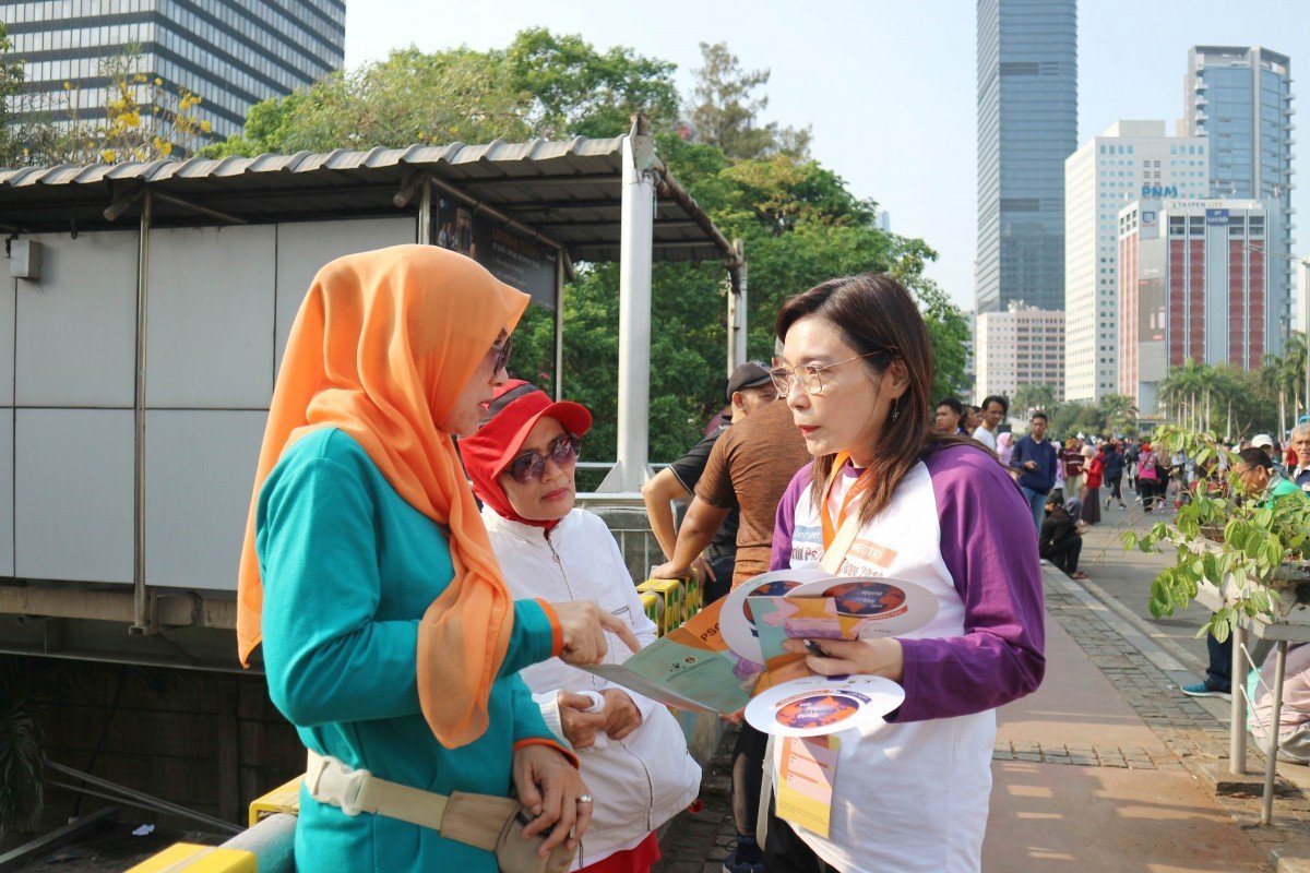 Dermato-venereologists in action: giving education about psoriasis through brochures, flyers, and hand fans as media around Jendral Sudirman Street