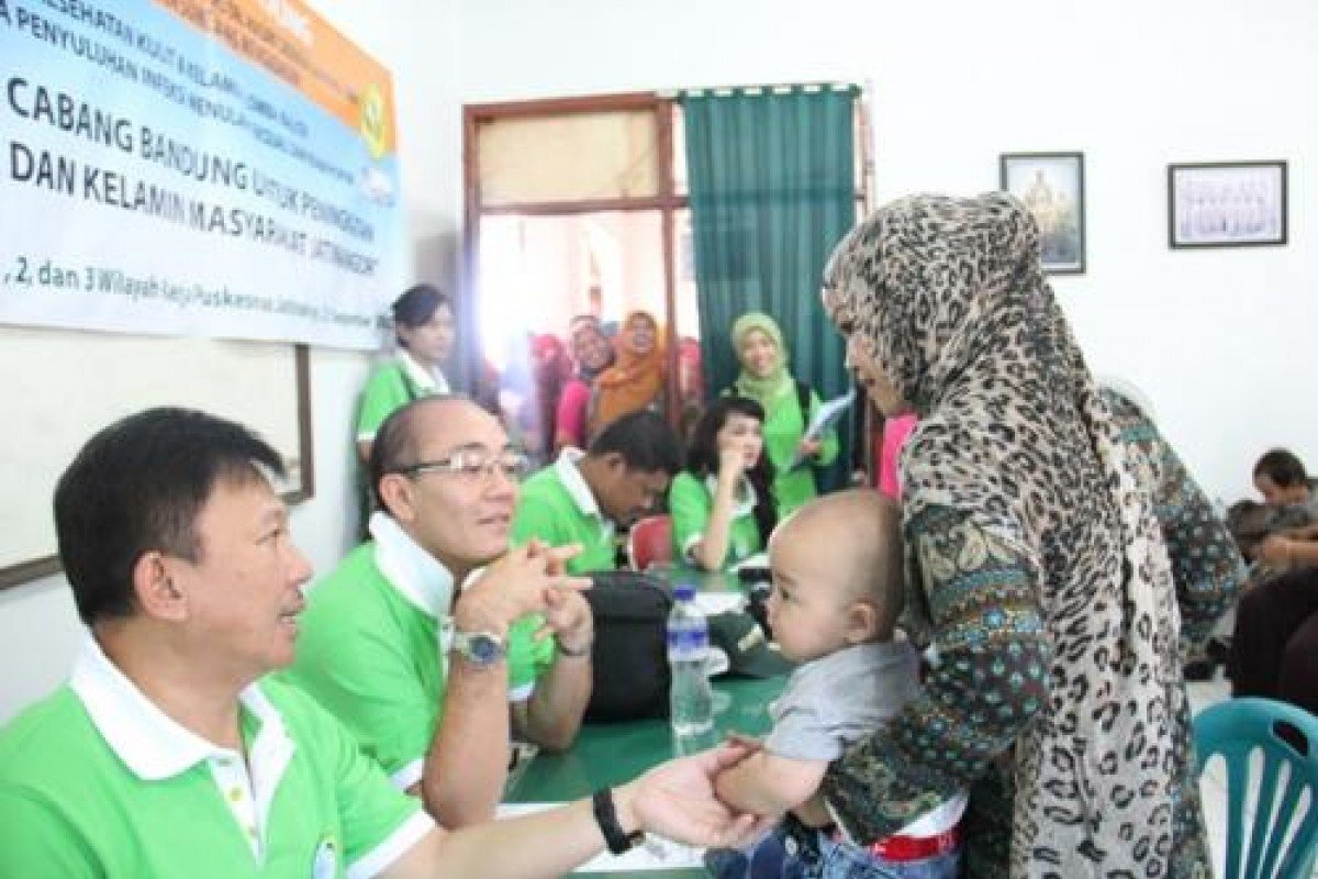 dr dindin SpKK dan dr IGAG Lokantara sedang melakukan pemeriksaan peserta lomba balita berkulit sehat.