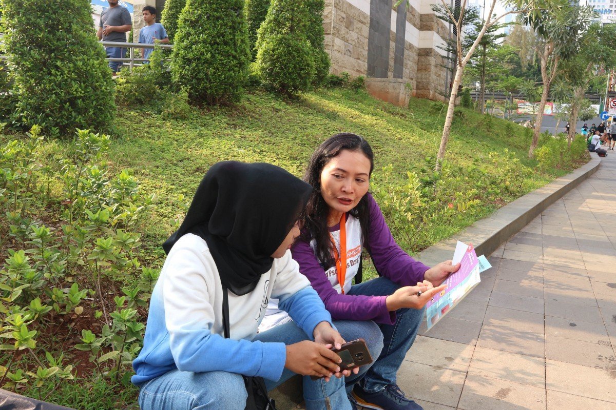 Dermato-venereologists in action: giving education about psoriasis through brochures, flyers, and hand fans as media around Jendral Sudirman Street