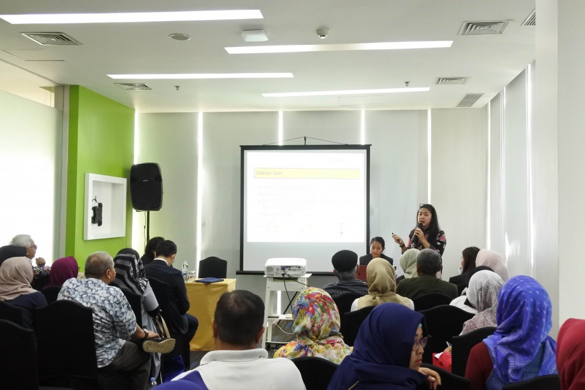 dr. Githa Rahmayunita SpKK, FINSDV, FAADV as the first speaker, explaining signs and symptoms of psoriasis