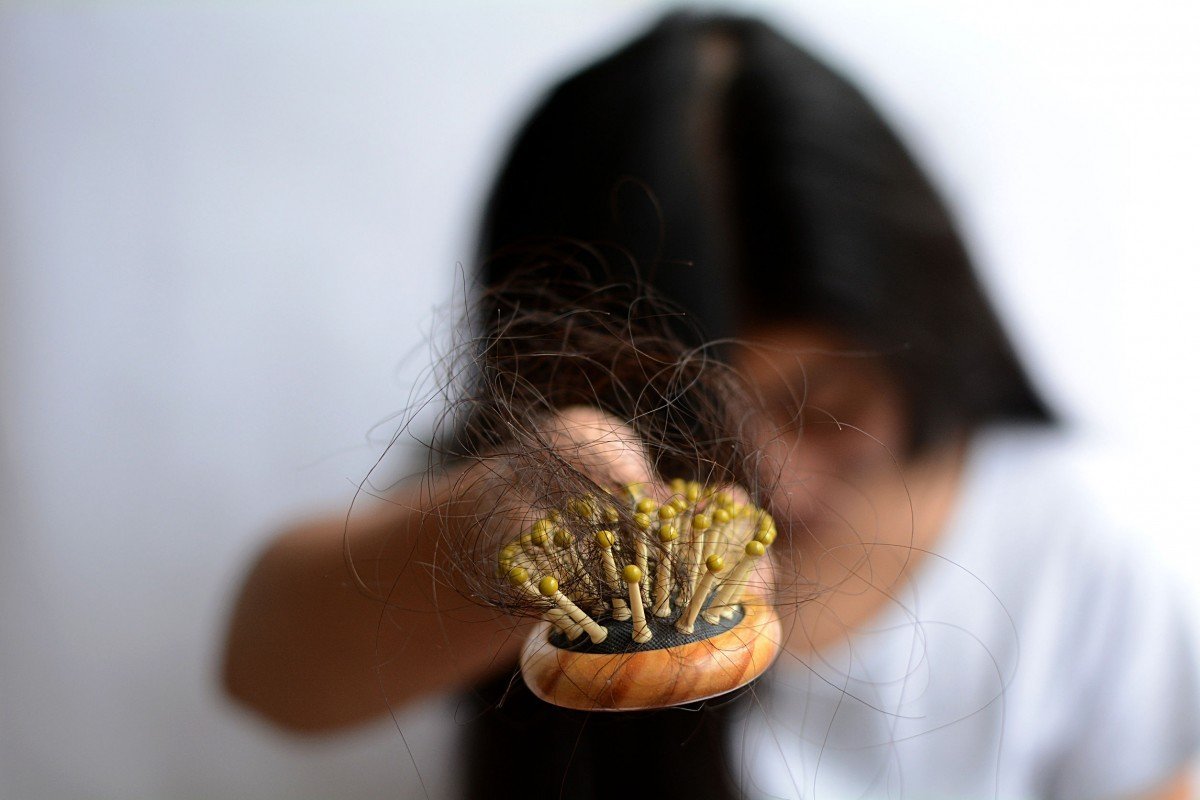 Rambut Rontok pada Ibu Menyusui, Benarkah Karena Bayi Bermain Liur?